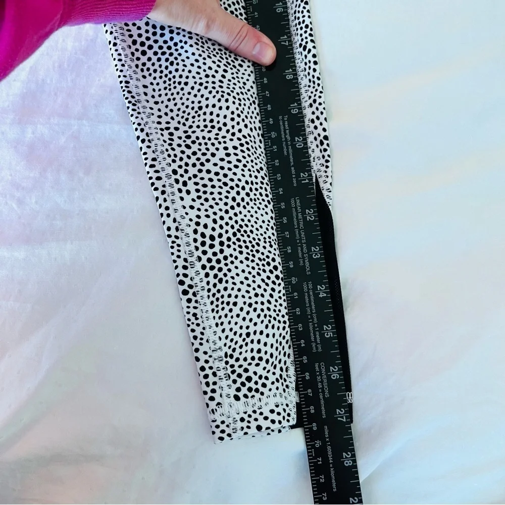 Under Armour Black and White Leggings with Modern Style